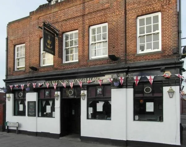 Crown & Anchor (Edmonton), pool in Edmonton (N18)