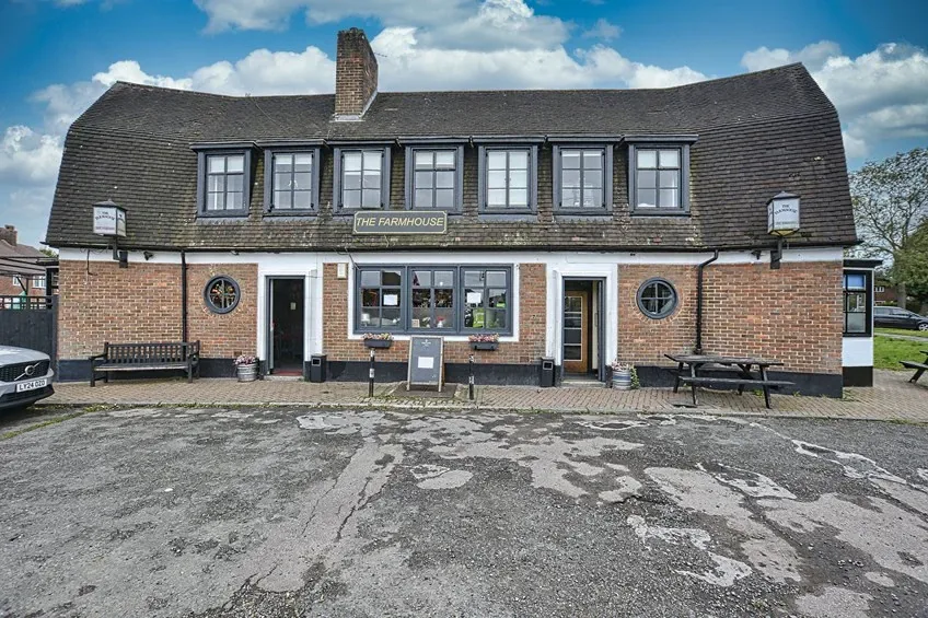Farmhouse, pool in Mottingham