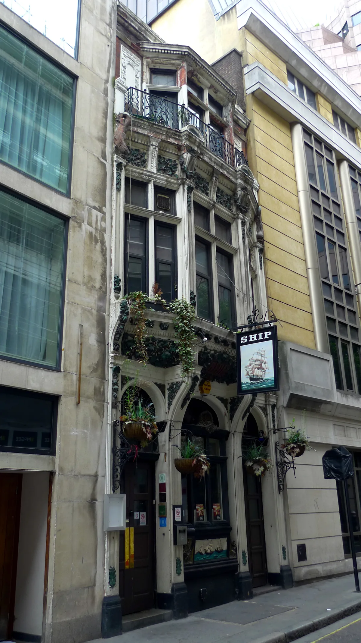 Ship, darts in City of London, EC3