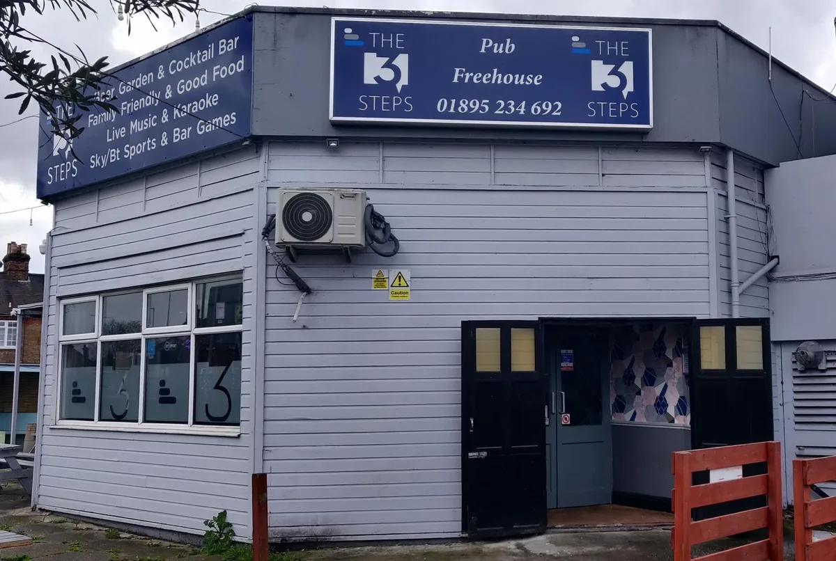 The 3 Steps, pool in Cowley / Uxbridge (UB8)