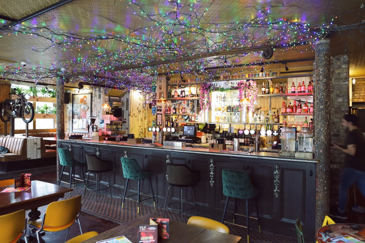 The Cherry E3 Bow, karaoke in Bow