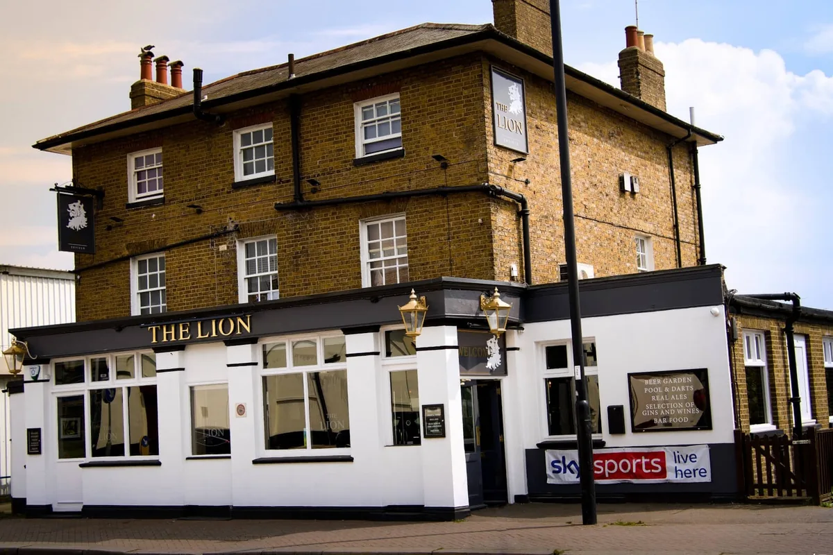The Lion (Enfield), pool in Enfield (EN3)