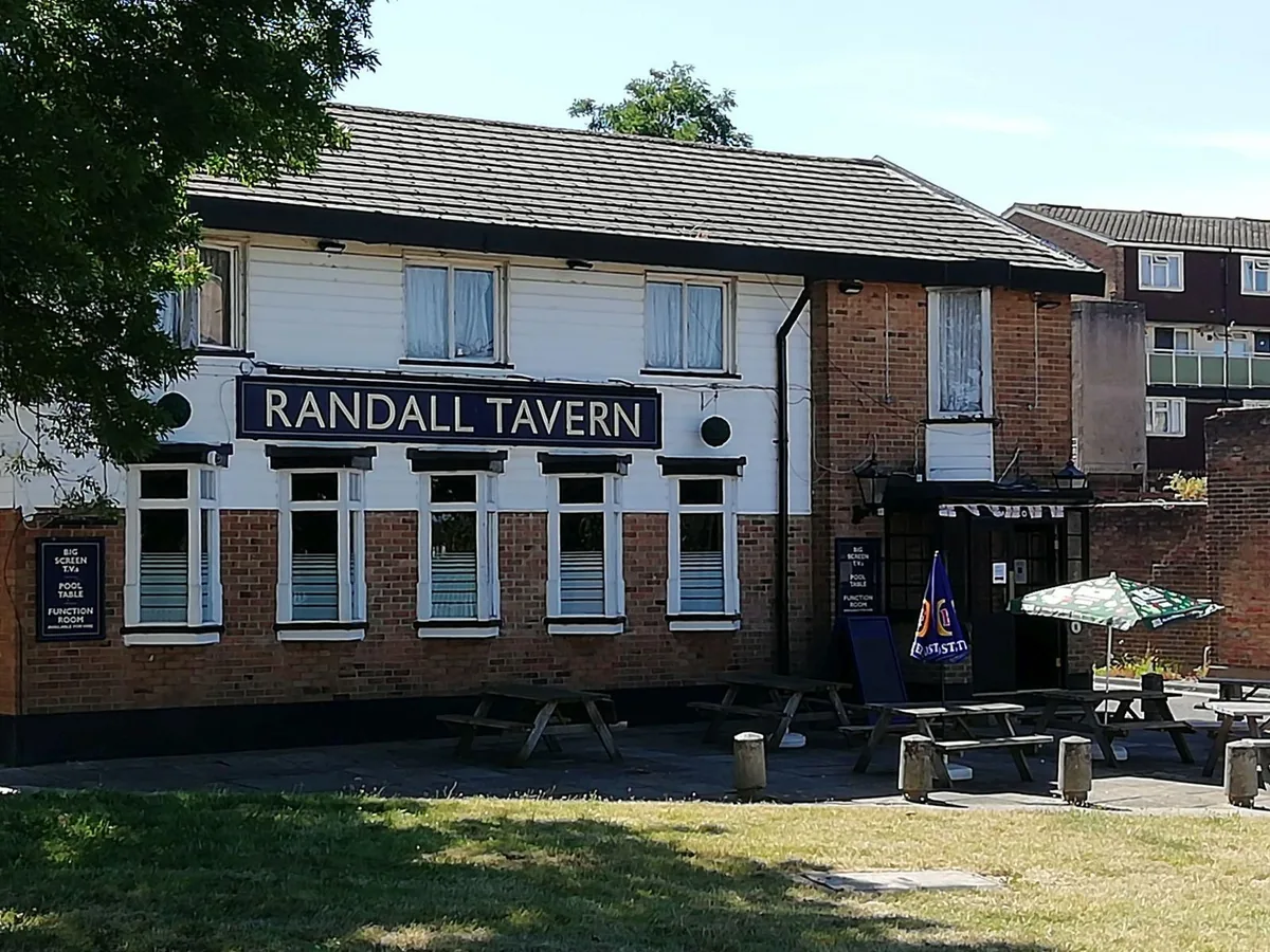 The Randall Tavern, pool in New Addington / Croydon (CR0)