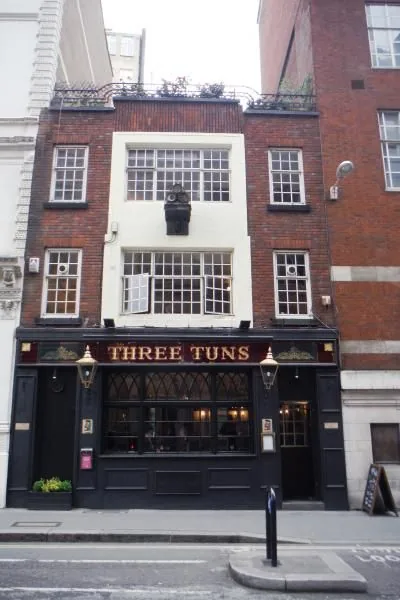The Three Tuns (Aldgate), darts in Aldgate (City of London), EC3