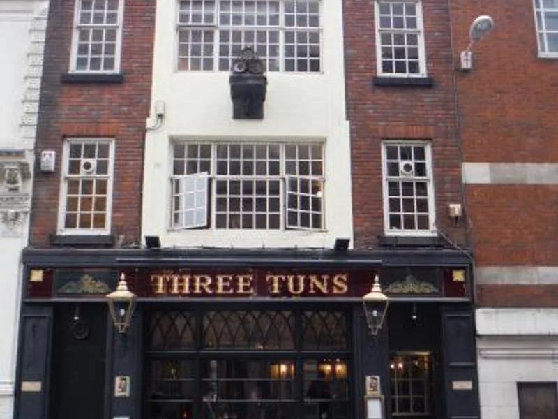 The Three Tuns, darts in Aldgate (City of London / Tower Hamlets, EC3)